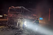 Xe khách giường nằm bốc cháy dữ dội ở Lâm Đồng