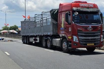 Xe máy va chạm xe đầu kéo trên quốc lộ 1A, 2 người thương vong