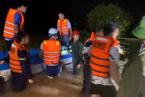 Kịp thời ứng cứu 7 người dân bị nước lũ cô lập ở Quảng Trị