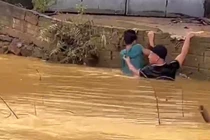 Người đàn ông lao xuống dòng lũ dữ cứu học sinh bị nước cuốn trôi