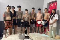 Bắt nhóm đối tượng xăm trổ đầy mình “bay lắc” trong nhà nghỉ