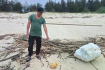 Phát hiện nhiều gói nghi ma tuý dọc bờ biển ở Quảng Trị