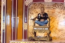 Vụ phá hoại Ngai vua triều Nguyễn, hai nhân viên bảo vệ bị cho thôi việc