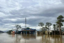 Nước lũ dâng cao khiến Quốc lộ 1A ở Hà Tĩnh ngập sâu