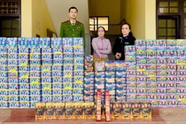 Bắt 2 'nữ quái' mua bán trái phép hơn 340kg pháo nổ