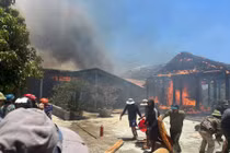 Đốt rác thiêu rụi luôn 5 căn nhà gỗ ở Hà Tĩnh