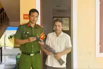 Người đàn ông ở Quảng Trị giao nộp súng AK-47