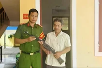 Người đàn ông ở Quảng Trị giao nộp súng AK-47