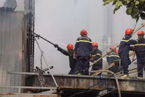 Cháy lớn thiêu rụi kho chứa vải ở Đà Nẵng