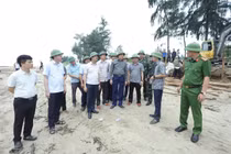 Hà Tĩnh gia cố đê biển sạt lở, sẵn sàng sơ tán người dân đến nơi an toàn