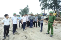 Hà Tĩnh gia cố đê, di dời người dân, ứng phó bão số 5 Kajiki