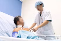 Bị ong vò vẽ đốt 30 vết, người đàn ông thoát chết thần kỳ