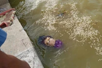 Thi thể người phụ nữ trôi dạt vào cảng cá ở Huế