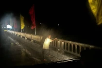 Kịp thời ngăn chặn người phụ nữ định nhảy cầu ở Quảng Trị