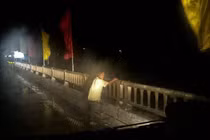 Kịp thời ngăn chặn người phụ nữ định nhảy cầu ở Quảng Trị