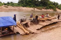 Bắt giữ nhóm đối tượng vận chuyển gỗ lậu ở Quảng Trị