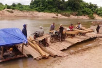 Bắt giữ nhóm đối tượng vận chuyển gỗ lậu ở Quảng Trị