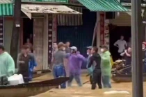Hai nhóm người dùng mái chèo hỗn chiến giữa lũ ở Huế