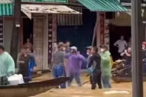 Hai nhóm người dùng mái chèo hỗn chiến giữa lũ ở Huế