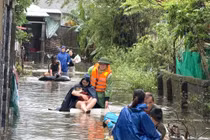 Lực lượng chức năng di dời người dân đến nơi an toàn.