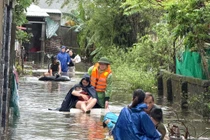 Lực lượng chức năng di dời người dân đến nơi an toàn.