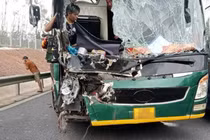 Xe khách nát đầu sau va chạm với xe đầu kéo trên cao tốc