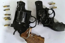 Bắt 'nóng' đối tượng tàng trữ 3 khẩu súng ngắn cùng nhiều viên đạn