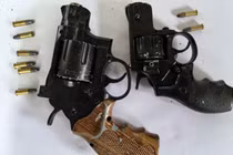 Bắt 'nóng' đối tượng tàng trữ 3 khẩu súng ngắn cùng nhiều viên đạn