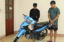 Bắt 2 đối tượng trộm xe máy của người dân trong bão số 10