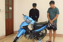 Bắt 2 đối tượng trộm xe máy của người dân trong bão số 10