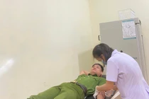 Chiến sĩ Công an vượt bão số 10 hiến máu cứu người