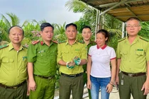 Người dân giao nộp cá thể cu li nhỏ quý hiếm