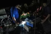 Bắt giữ 2 phương tiện vận chuyển cát trái phép ở Vĩnh Long