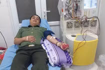 Chiến sĩ công an Khánh Hoà hiến máu cứu bệnh nhân nguy kịch