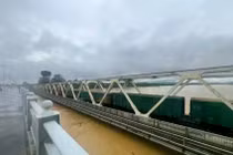 Ngành đường sắt điều 25 toa tàu giữ cầu trên sông Hương