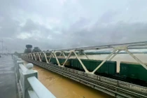 Ngành đường sắt điều 25 toa tàu giữ cầu trên sông Hương