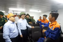 Đưa 10 thuyền viên tàu Công Thành 07 vào bờ an toàn