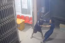 Vờ hỏi mua thuốc rồi cướp tài sản của nữ nhân viên trạm y tế