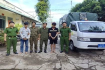 Bắt 'nóng' 2 con nghiện cướp điện thoại của học sinh