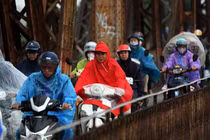 Không khí lạnh bao trùm miền Bắc, miền Trung tiếp tục mưa lớn