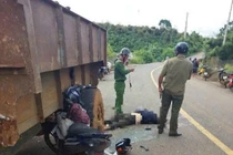 Xe máy đâm vào bánh máy cày, người đàn ông tử vong