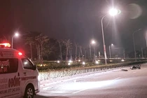 Bất ngờ ngã xuống đường, 2 thanh niên đi xe máy tử vong