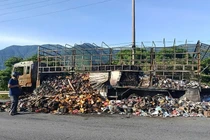 Xe tải cháy trên Quốc lộ 1A, hàng hóa bị thiêu rụi