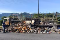 Xe tải cháy trên Quốc lộ 1A, hàng hóa bị thiêu rụi