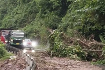 Đường Hồ Chí Minh bị sạt lở nghiêm trọng. Ảnh: Hùng Trần