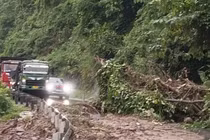 Đường Hồ Chí Minh bị sạt lở nghiêm trọng. Ảnh: Hùng Trần