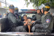 Khống chế con nghiện dùng hung khí tấn công cảnh sát