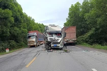 Đối đầu nhau trên quốc lộ 1, 2 ô tô tải nát bét đầu