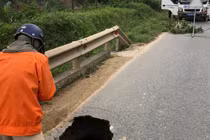 Bất ngờ xuất hiện hố tử thần trên quốc lộ ở Huế