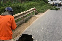 Bất ngờ xuất hiện hố tử thần trên quốc lộ ở Huế